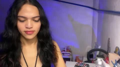 Snapshot of servicedoll18 chatting on October 27, 3:49 pm Bella online show from October 27, 3:49 pm