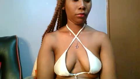 Snapshot of sexie_curvie chatting on February 2, 3:43 am Maggie online show from February 2, 3:43 am