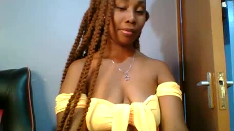 Snapshot of sexie_curvie chatting on February 5, 11:34 am Maggie online show from February 5, 11:34 am