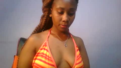 Snapshot of sexie_curvie chatting on February 8, 4:57 pm Maggie online show from February 8, 4:57 pm