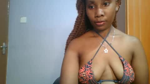 Snapshot of sexie_curvie chatting on February 9, 6:05 pm Maggie online show from February 9, 6:05 pm