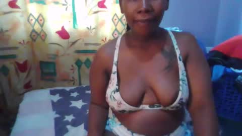 Snapshot of sexie_curvie chatting on September 28, 5:46 am Maggie online show from September 28, 5:46 am