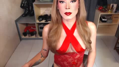 Snapshot of sexqueenjulianna chatting on July 3, 12:06 am Miss J online show from July 3, 12:06 am