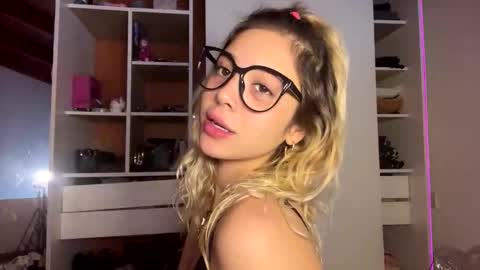 Snapshot of sexsummerr chatting on June 3, 4:15 am HI Privates are OPEN online show from June 3, 4:15 am