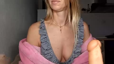 Snapshot of sexualangel chatting on June 17, 2:36 am Verona online show from June 17, 2:36 am