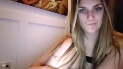 Snapshot of sexxxyvibes chatting on October 18, 7:09 am sexxxyvibes online show from October 18, 7:09 am