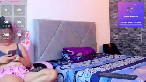 Snapshot of sexxyy_couple_ chatting on June 24, 9:25 pm Sexxy-Couple online show from June 24, 9:25 pm