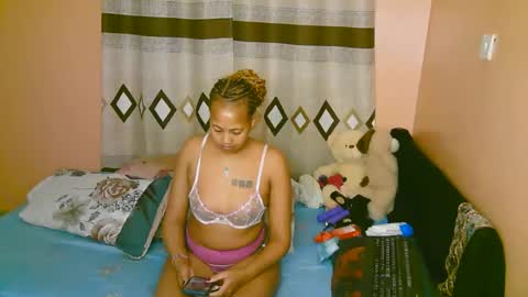Snapshot of sexy_bluegirl chatting on October 27, 12:15 am sexy_bluegirl online show from October 27, 12:15 am