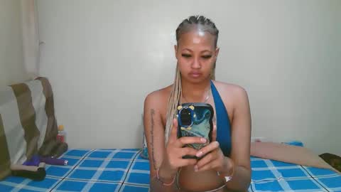 Snapshot of sexy_bluegirl chatting on April 19, 4:28 pm sexy_bluegirl online show from April 19, 4:28 pm