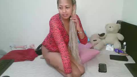 Snapshot of sexy_bluegirl chatting on April 24, 10:18 am sexy_bluegirl online show from April 24, 10:18 am