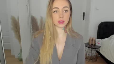 C o r a l i e online show from February 4, 2:21 pm