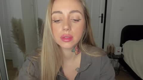 C o r a l i e online show from February 26, 8:33 pm