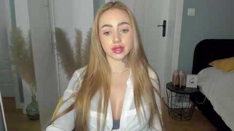 C o r a l i e online show from April 29, 1:26 pm