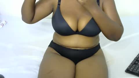 Snapshot of sexy_curvy2 chatting on October 3, 10:23 am bubble online show from October 3, 10:23 am