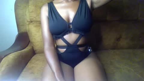 Snapshot of sexy_ellahh chatting on May 22, 12:22 pm Ellahh online show from May 22, 12:22 pm