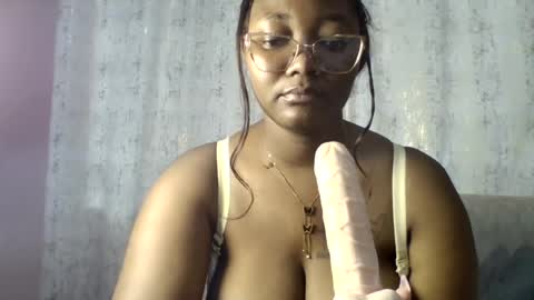 Snapshot of sexy_helle chatting on June 24, 2:05 pm sexy_helle online show from June 24, 2:05 pm