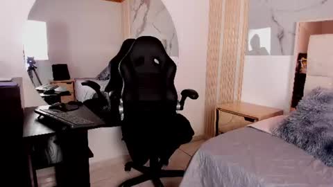 Snapshot of sexy_hot_milf_ chatting on July 20, 8:22 pm Dafne online show from July 20, 8:22 pm