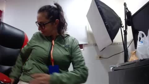 Snapshot of sexy_mature_hot01 chatting on September 22, 12:51 pm MARIPOSA online show from September 22, 12:51 pm