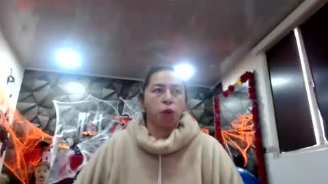 Snapshot of sexy_mature_hot01 chatting on October 28, 12:19 pm MARIPOSA online show from October 28, 12:19 pm