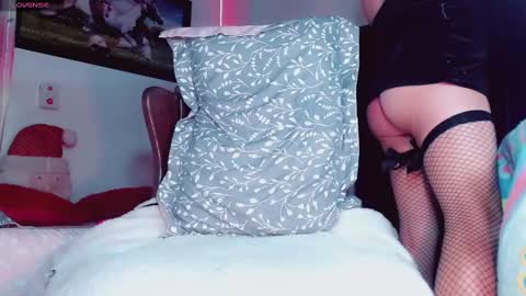 Snapshot of sexy_mysterious_dirty_girl chatting on December 29, 11:18 pm queen online show from December 29, 11:18 pm