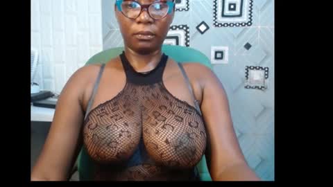 Snapshot of sexy_pearl12 chatting on January 7, 6:38 am zoe online show from January 7, 6:38 am