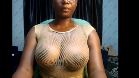 Snapshot of sexy_pearl12 chatting on February 8, 6:44 pm zoe online show from February 8, 6:44 pm