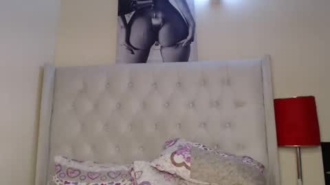 Snapshot of sexy_queen_eva chatting on December 5, 7:28 pm eva am online everyday except friday online show from December 5, 7:28 pm