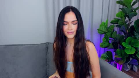 Snapshot of sexyangeloux chatting on October 5, 9:13 pm Lou online show from October 5, 9:13 pm