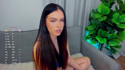 Snapshot of sexyangeloux chatting on October 30, 10:10 pm Lou online show from October 30, 10:10 pm