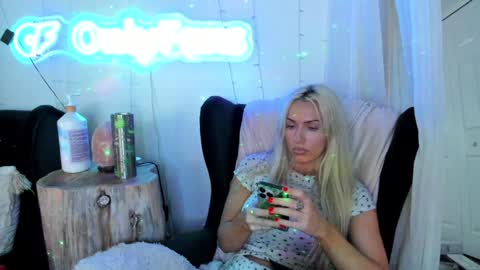 Snapshot of sexyashley_21 chatting on February 8, 2:15 am Ashley Teal online show from February 8, 2:15 am