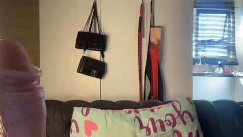 Snapshot of sexyasszeeee chatting on May 12, 7:05 am sexyasszeeee online show from May 12, 7:05 am