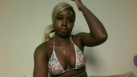 Snapshot of sexykitten200 chatting on June 17, 8:32 pm SexyKitty online show from June 17, 8:32 pm