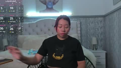 laura online show from April 15, 11:17 am