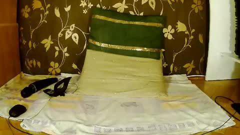 Snapshot of sexymayagold chatting on April 21, 12:45 am Squirty Maya Gold online show from April 21, 12:45 am