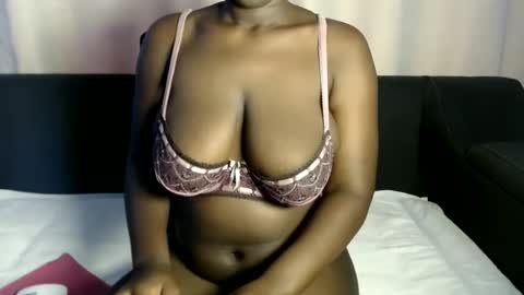 Snapshot of sexymelaninn chatting on June 18, 7:52 am Sexy Melanin online show from June 18, 7:52 am