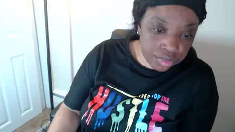 Snapshot of sexymona1218 chatting on May 14, 8:32 am SexyMona online show from May 14, 8:32 am
