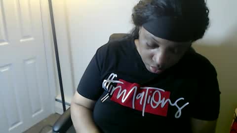 Snapshot of sexymona1218 chatting on May 21, 7:37 am SexyMona online show from May 21, 7:37 am