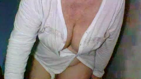 Snapshot of sexyoldwet chatting on July 17, 10:25 pm AnneSofia online show from July 17, 10:25 pm