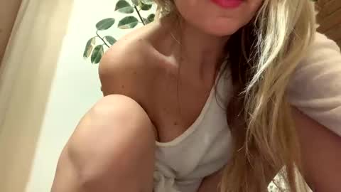 Snapshot of sexysexydream chatting on January 2, 6:45 pm Anya online show from January 2, 6:45 pm