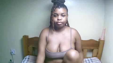 Snapshot of sexyyred_ chatting on April 28, 4:06 am sexyyred_ online show from April 28, 4:06 am