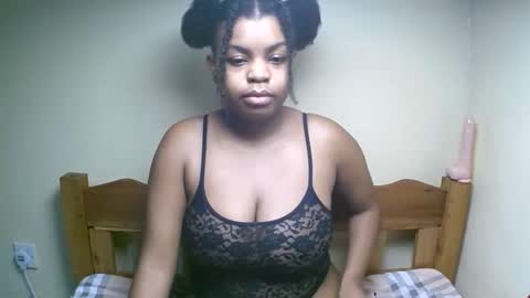 Snapshot of sexyyred_ chatting on May 6, 8:08 am sexyyred_ online show from May 6, 8:08 am