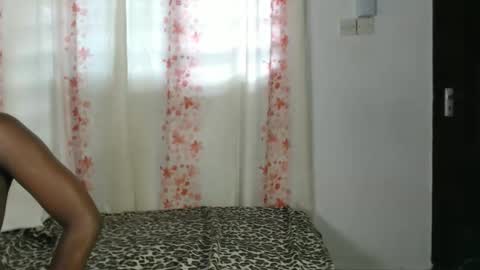 Snapshot of sexyzuriel chatting on May 25, 12:33 pm sexyzuriel online show from May 25, 12:33 pm