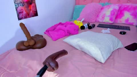 Shantall Jones online show from March 27, 7:13 pm