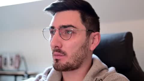 Snapshot of shape80 chatting on December 4, 12:58 pm frenchy boy online show from December 4, 12:58 pm