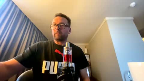 Snapshot of sharksboy16 chatting on October 30, 7:54 am Sharksboy online show from October 30, 7:54 am