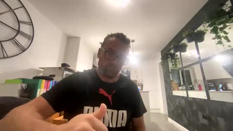 Snapshot of sharksboy16 chatting on March 1, 6:04 am Sharksboy online show from March 1, 6:04 am