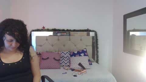 Snapshot of sharlotte__jones chatting on December 16, 3:43 pm Sara online show from December 16, 3:43 pm