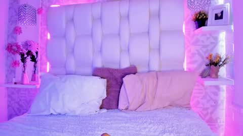 Snapshot of sharon_justin_ chatting on February 9, 4:44 pm Sharon online show from February 9, 4:44 pm