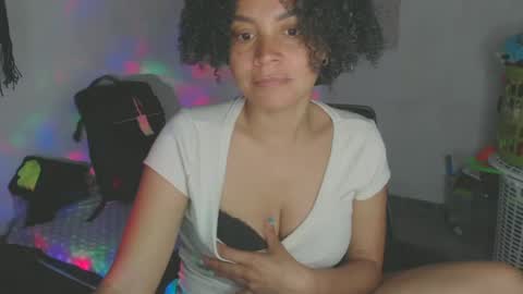 Snapshot of shayna_cute chatting on June 12, 2:32 am Shayna online show from June 12, 2:32 am
