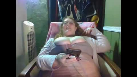 Snapshot of shelbyannn chatting on May 19, 1:33 am Red online show from May 19, 1:33 am